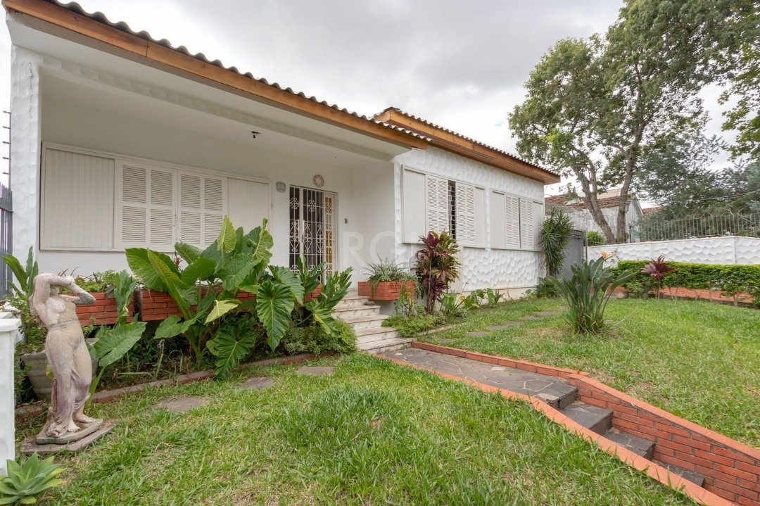Casa com 360m², 3 dormitórios, 3 suítes, 4 vagas no bairro Cascata em Porto Alegre para Comprar