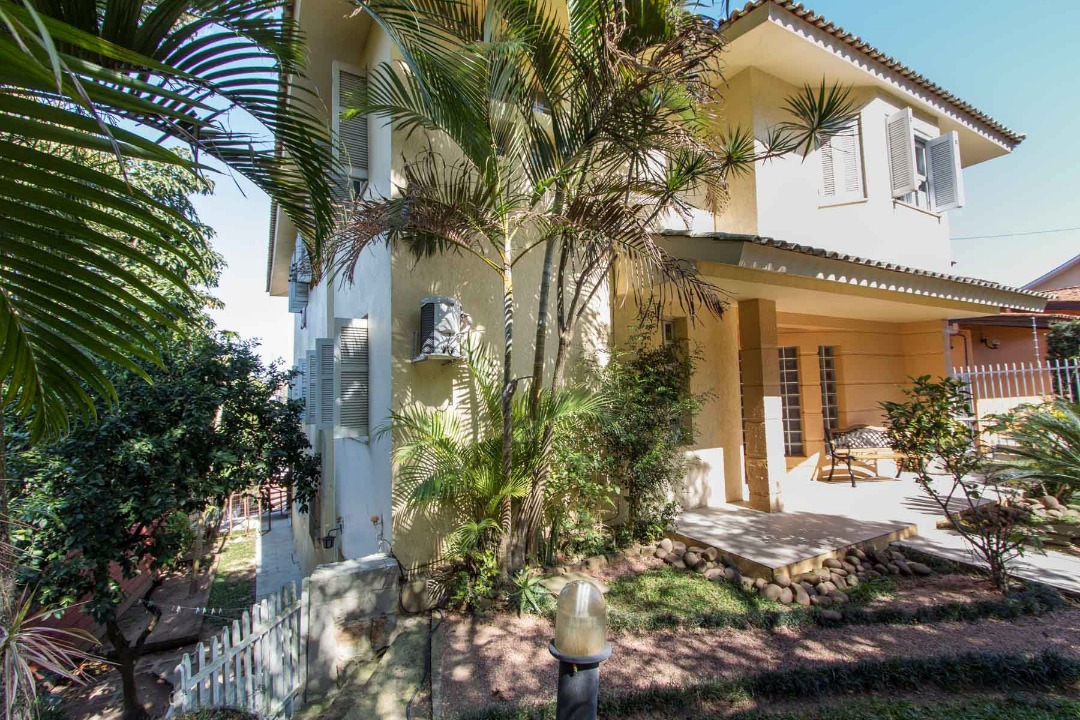 Casa com 393m², 4 dormitórios, 2 suítes, 6 vagas no bairro Vila Assunção em Porto Alegre para Comprar