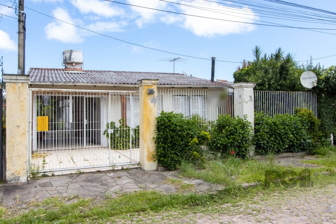 Casa com 239m², 5 dormitórios, 1 suíte, 2 vagas no bairro Hipica em Porto Alegre para Comprar