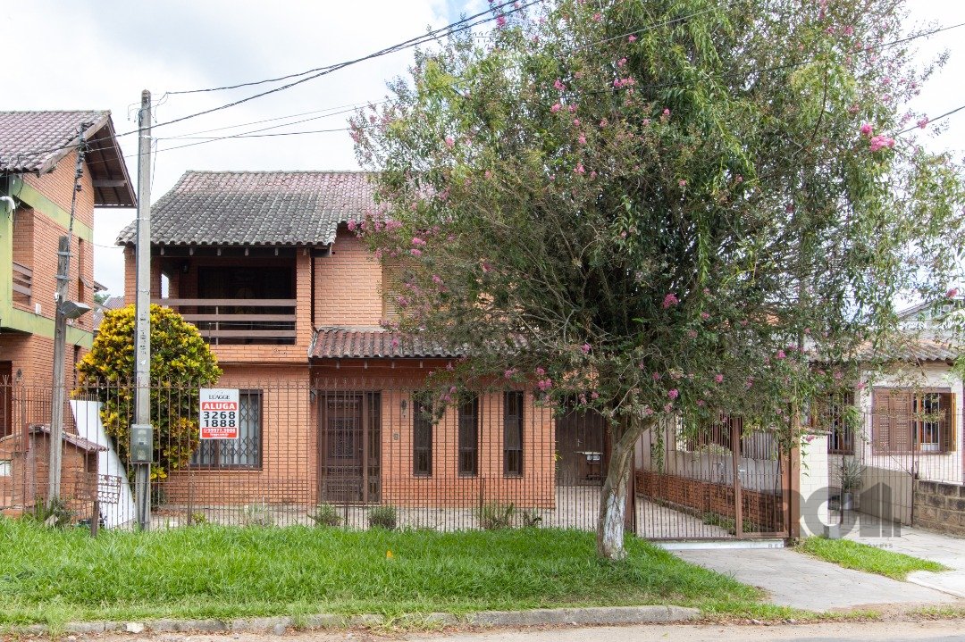 Casa com 205m², 3 dormitórios, 2 suítes, 3 vagas no bairro Vila Nova em Porto Alegre para Comprar