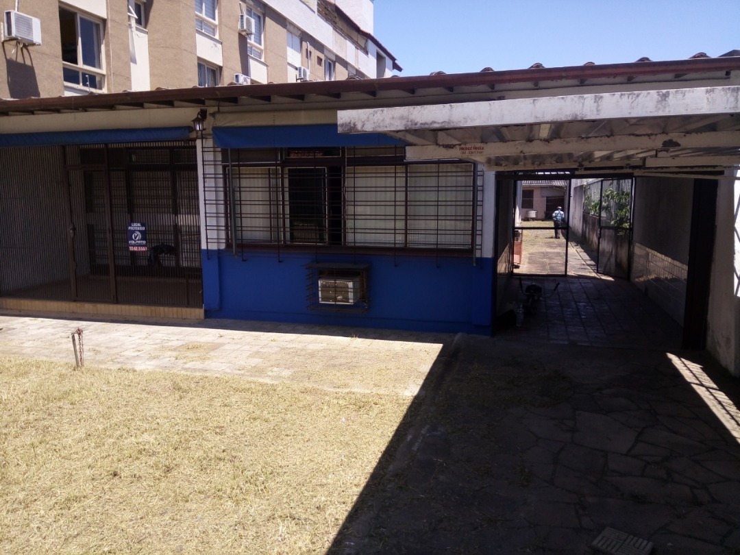 Casa com 200m², 3 dormitórios, 8 vagas no bairro Cristal em Porto Alegre para Comprar