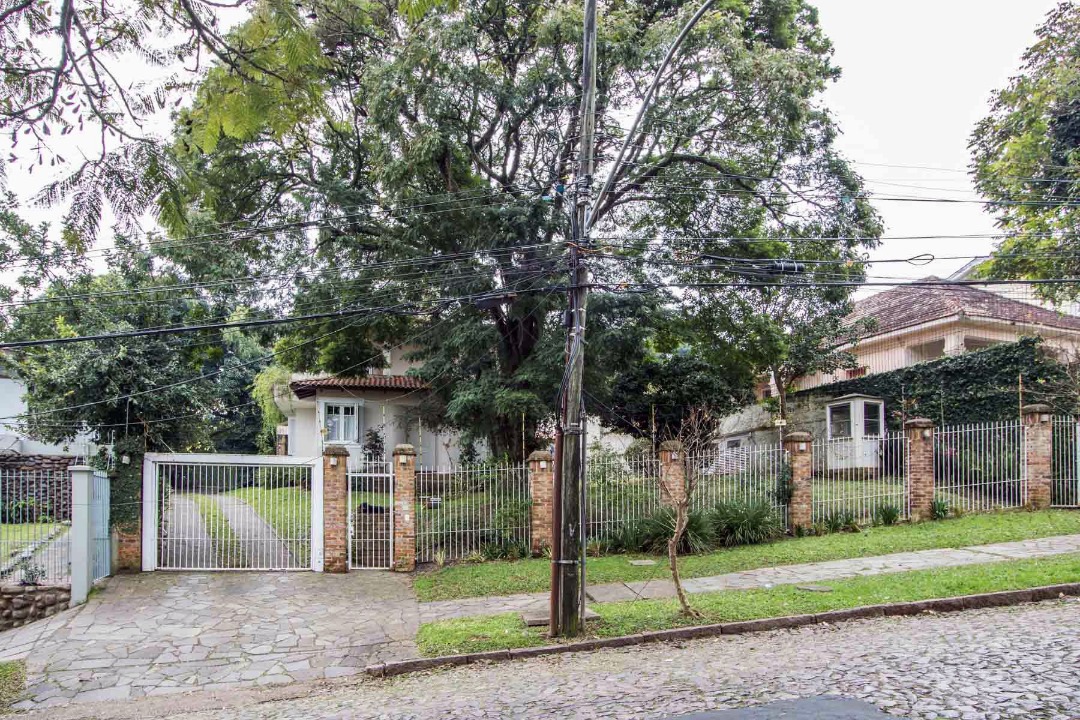 Casa com 489m², 4 dormitórios, 2 suítes, 3 vagas no bairro Cristal em Porto Alegre para Comprar