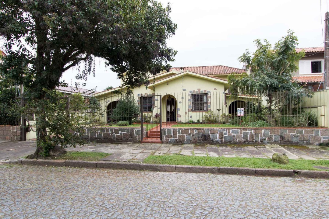 Casa com 228m², 4 dormitórios, 3 suítes, 3 vagas no bairro Vila Assunção em Porto Alegre para Comprar