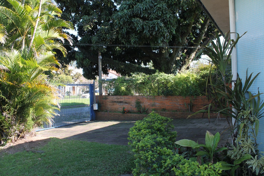 Casa com 221m², 3 dormitórios, 1 suíte, 4 vagas no bairro Tristeza em Porto Alegre para Comprar