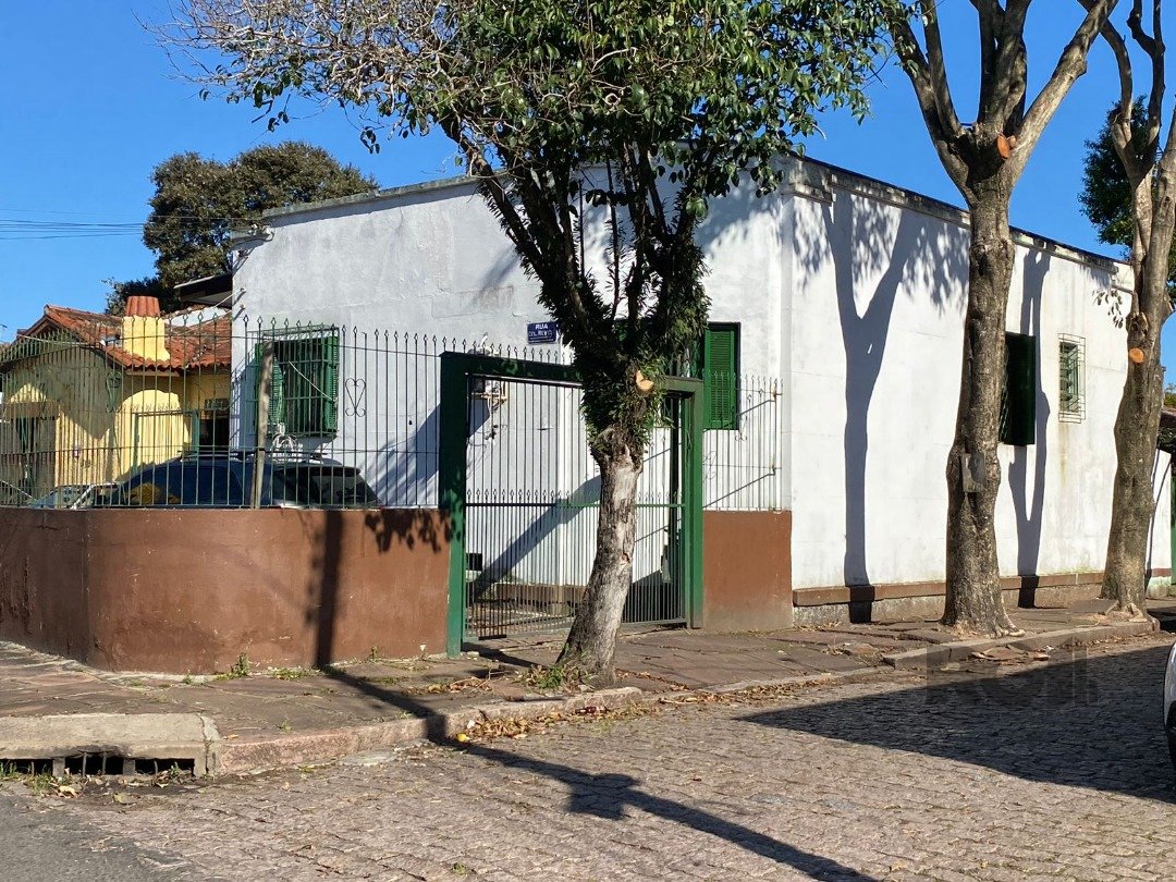 Casa com 100m², 3 dormitórios, 1 vaga no bairro Medianeira em Porto Alegre para Comprar