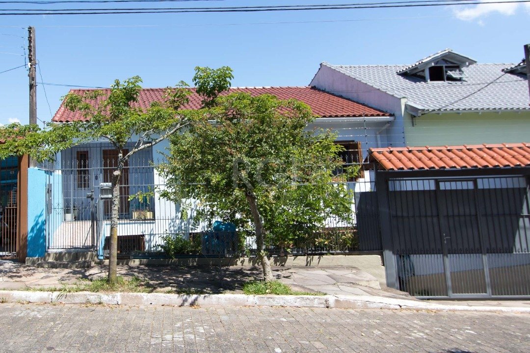 Casa com 211m², 3 dormitórios, 3 vagas no bairro Vila Nova em Porto Alegre para Comprar