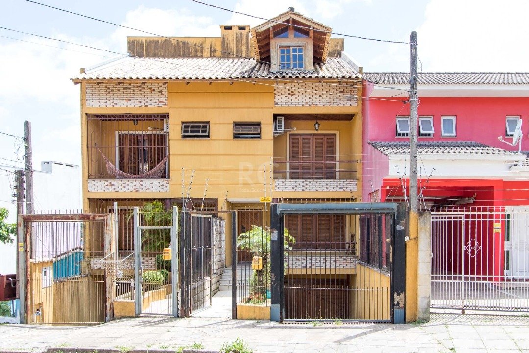 Casa com 204m², 3 dormitórios, 1 suíte, 3 vagas no bairro Ipanema em Porto Alegre para Comprar