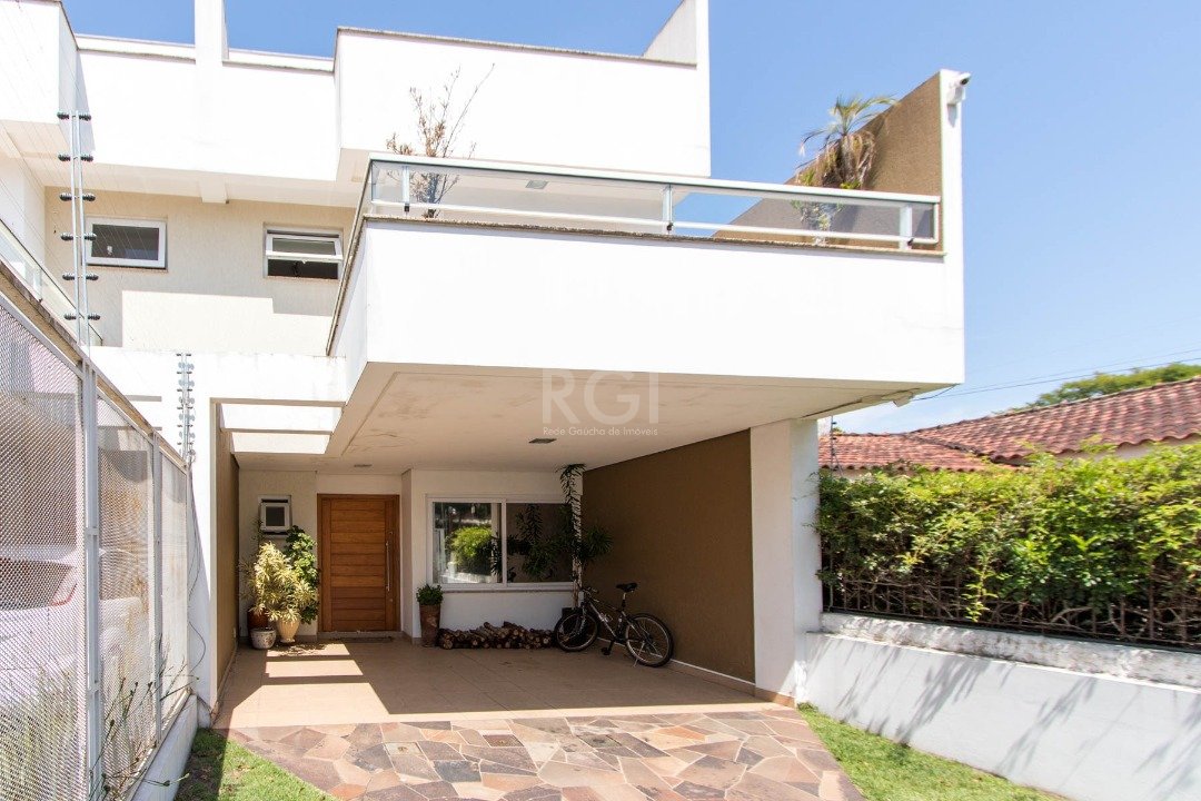 Casa com 212m², 3 dormitórios, 3 suítes, 2 vagas no bairro Tristeza em Porto Alegre para Comprar