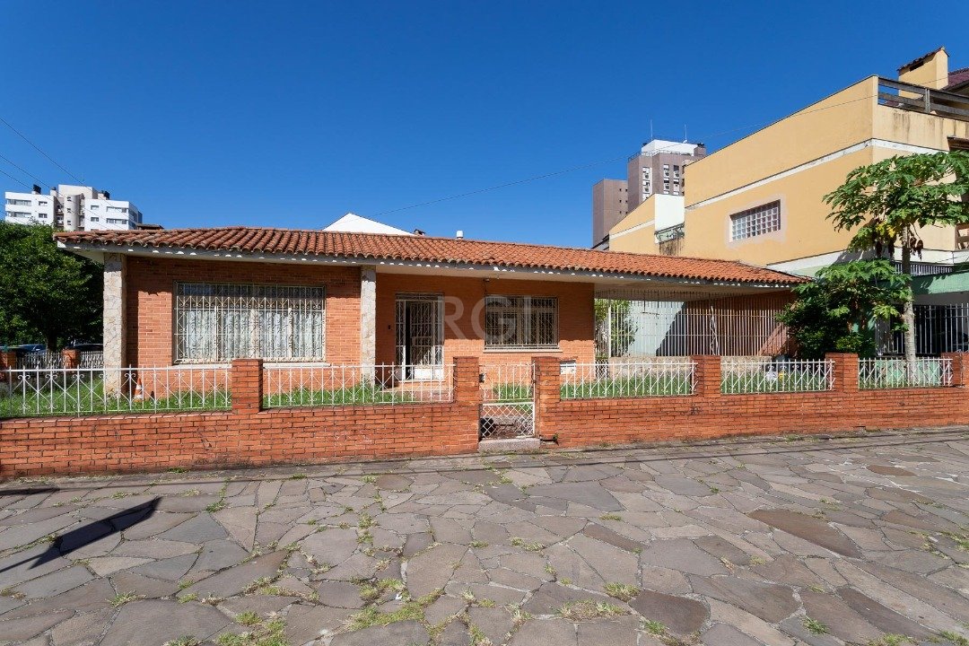 Casa com 522m², 4 dormitórios, 3 vagas no bairro Menino Deus em Porto Alegre para Comprar
