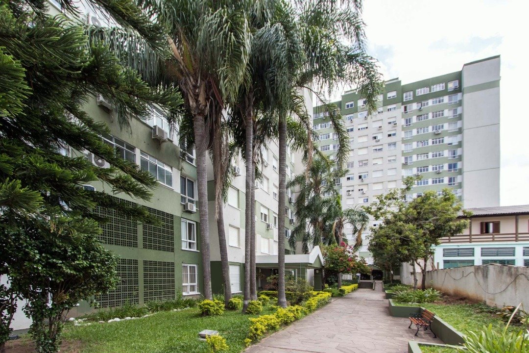 Apartamento com 70m², 3 dormitórios, 1 vaga no bairro Cavalhada em Porto Alegre para Comprar