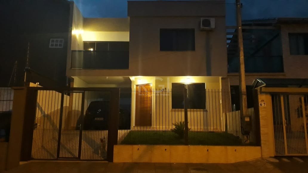 Casa com 142m², 3 dormitórios, 2 vagas no bairro Lomba do Pinheiro em Porto Alegre para Comprar