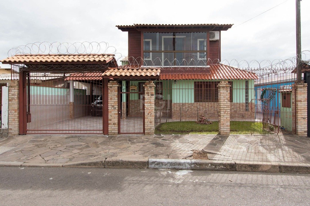 Casa com 224m², 4 dormitórios, 4 vagas no bairro Vila Nova em Porto Alegre para Comprar