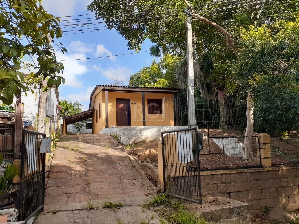 Casa com 80m², 2 dormitórios, 3 vagas no bairro Belém Novo em Porto Alegre para Comprar