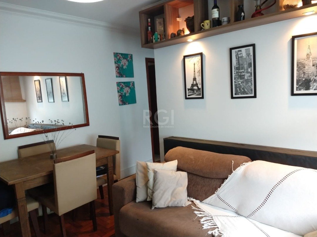 Apartamento com 50m², 2 dormitórios, 1 vaga no bairro Cavalhada em Porto Alegre para Comprar