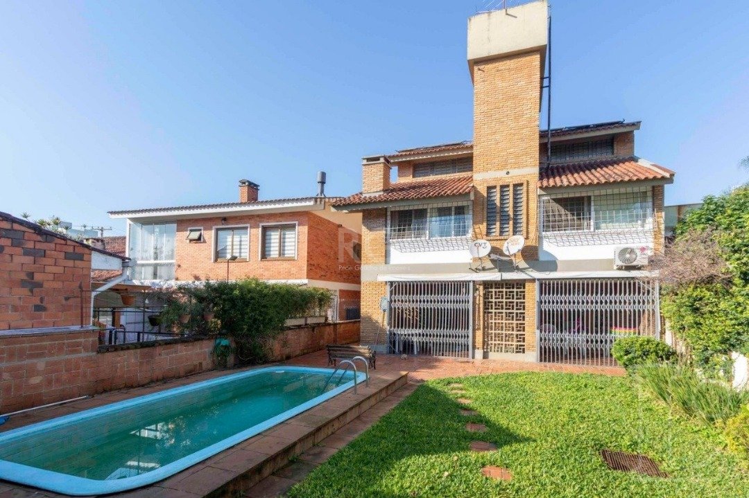 Casa com 349m², 4 dormitórios, 1 suíte, 3 vagas no bairro Tristeza em Porto Alegre para Comprar
