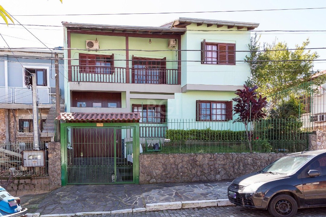 Casa com 200m², 3 dormitórios, 1 suíte no bairro Vila Nova em Porto Alegre para Comprar