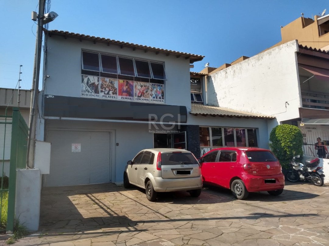 Casa com 322m², 2 dormitórios, 7 vagas no bairro Cristal em Porto Alegre para Comprar