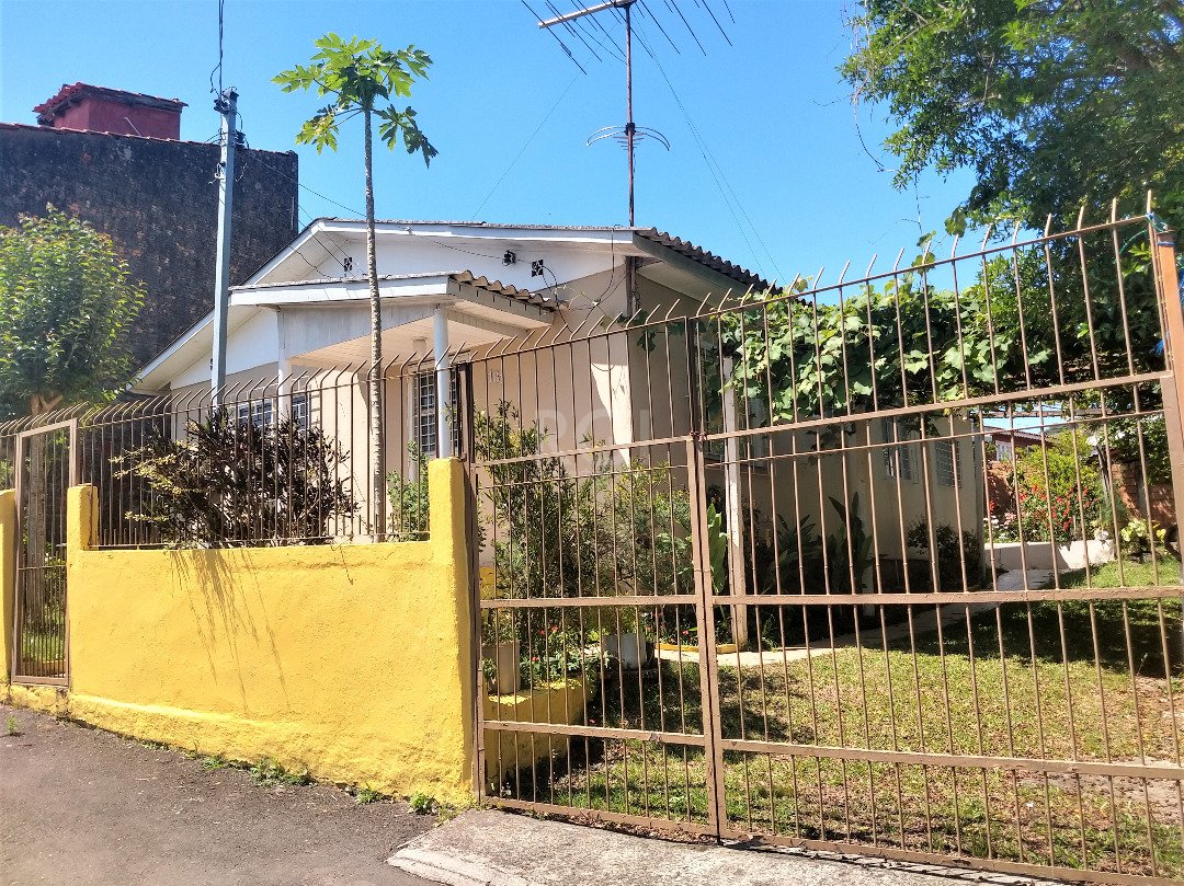 Casa com 81m², 2 dormitórios, 4 vagas no bairro Vila Nova em Porto Alegre para Comprar