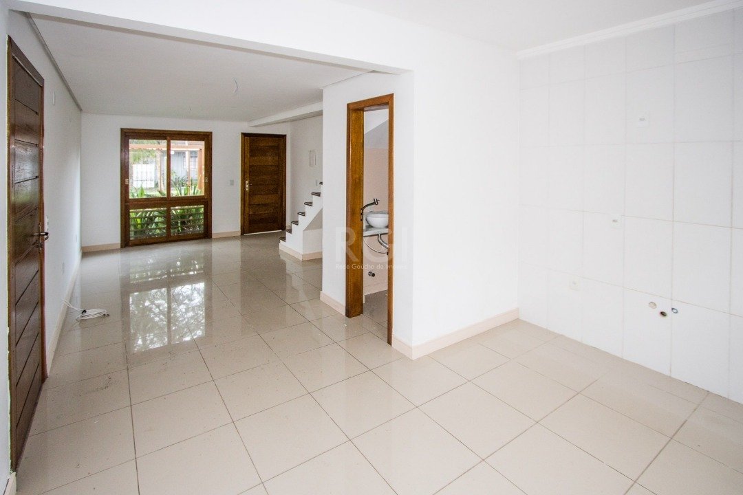 Casa com 79m², 2 dormitórios, 2 vagas no bairro Ipanema em Porto Alegre para Comprar