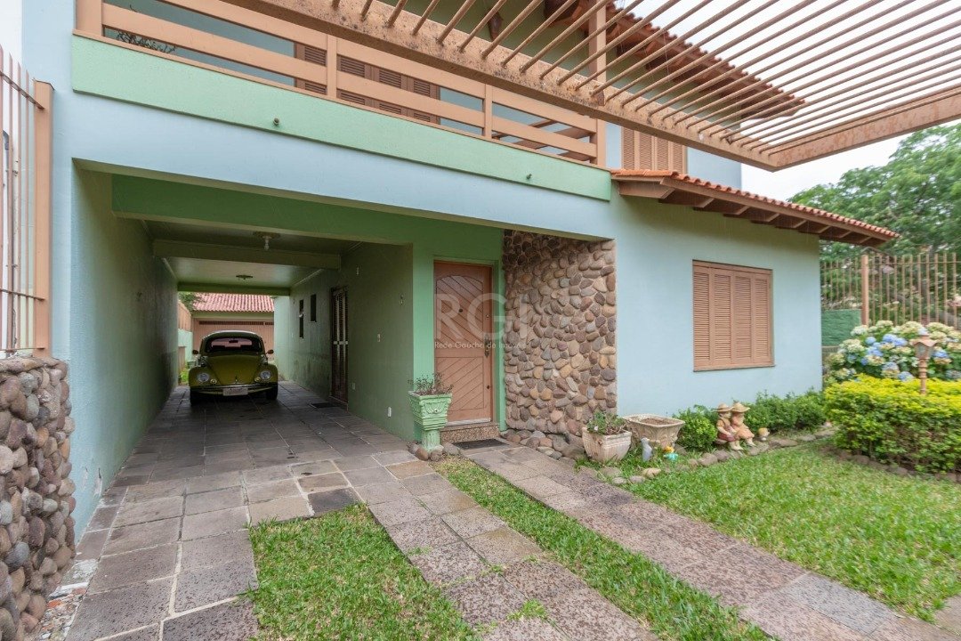Casa com 180m², 3 dormitórios, 1 suíte, 2 vagas no bairro Guarujá em Porto Alegre para Comprar