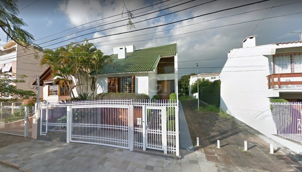 Casa com 380m², 3 dormitórios, 1 suíte, 5 vagas no bairro Jardim Lindóia em Porto Alegre para Comprar