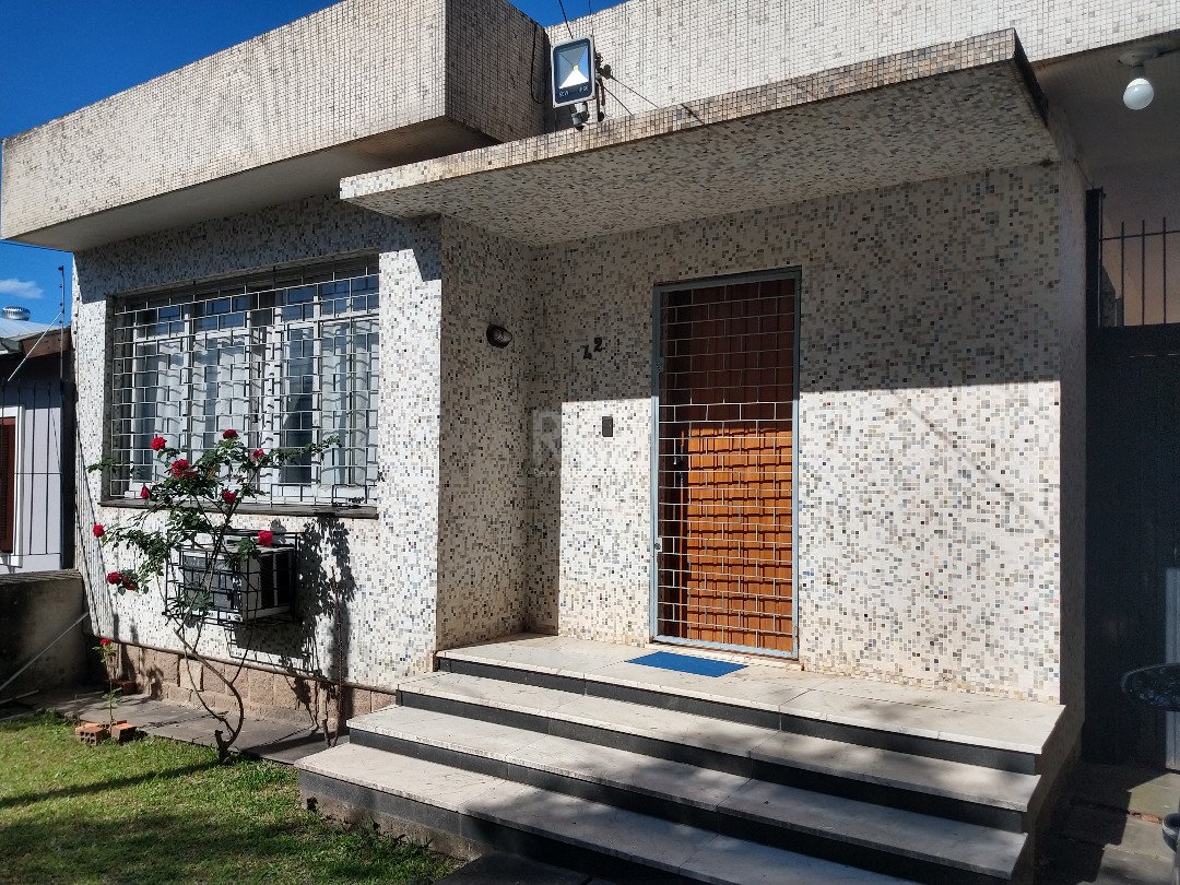 Casa com 84m², 3 dormitórios, 6 vagas no bairro Camaquã em Porto Alegre para Comprar