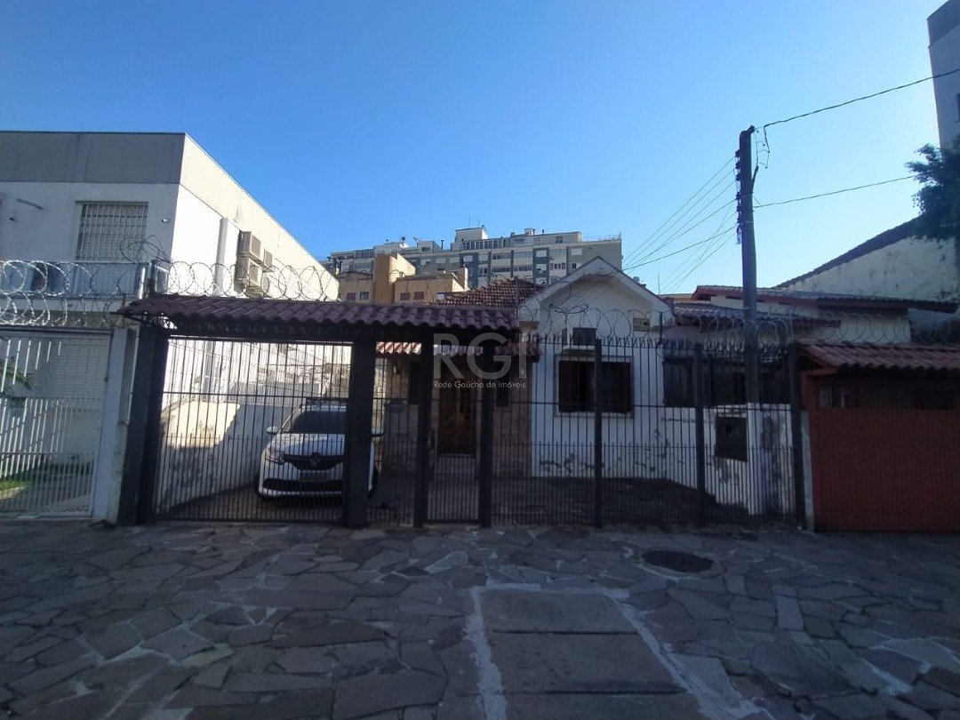 Casa com 185m², 3 dormitórios, 5 vagas no bairro Menino Deus em Porto Alegre para Comprar