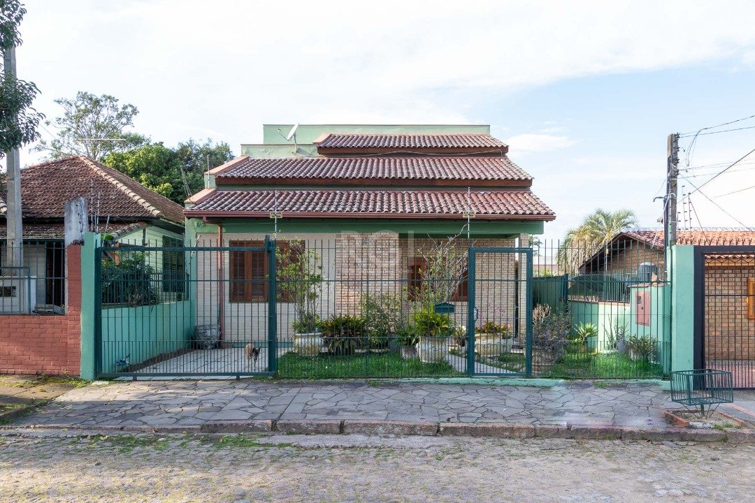 Casa com 203m², 2 dormitórios, 1 vaga no bairro Ipanema em Porto Alegre para Comprar