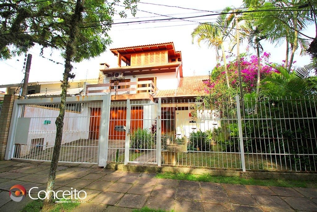 Casa com 226m², 3 dormitórios, 3 suítes, 3 vagas no bairro Ipanema em Porto Alegre para Comprar