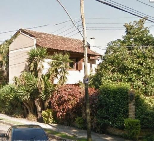 Casa com 350m², 3 dormitórios, 1 suíte, 6 vagas no bairro Tristeza em Porto Alegre para Comprar