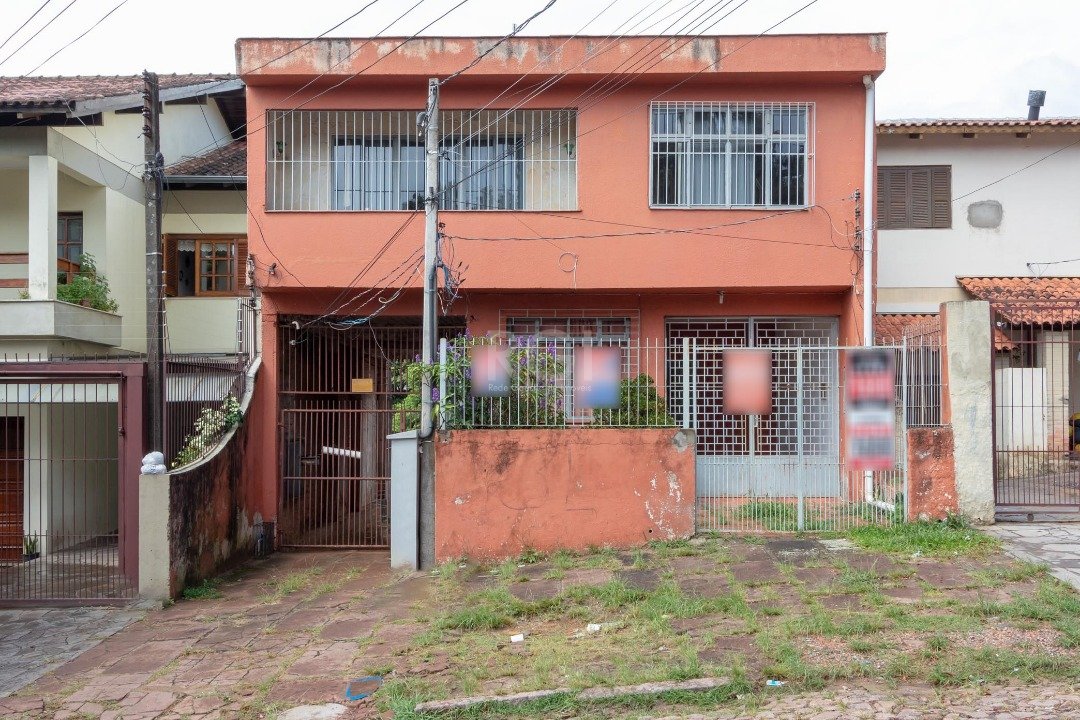 Casa com 220m², 3 dormitórios, 2 suítes, 2 vagas no bairro Coronel Aparício Borges em Porto Alegre para Comprar