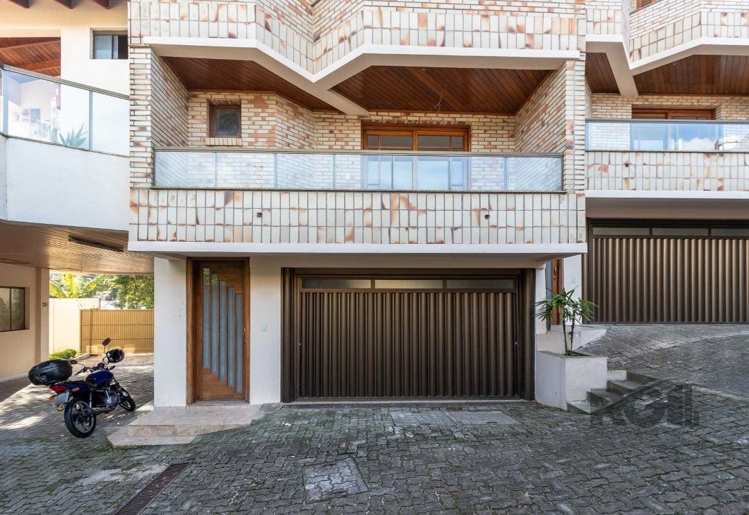 Casa Condominio com 237m², 3 dormitórios, 1 suíte, 2 vagas no bairro Ipanema em Porto Alegre para Comprar