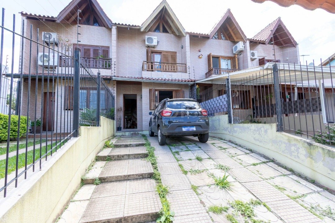 Casa com 80m², 3 dormitórios, 3 suítes, 2 vagas no bairro Guarujá em Porto Alegre para Comprar