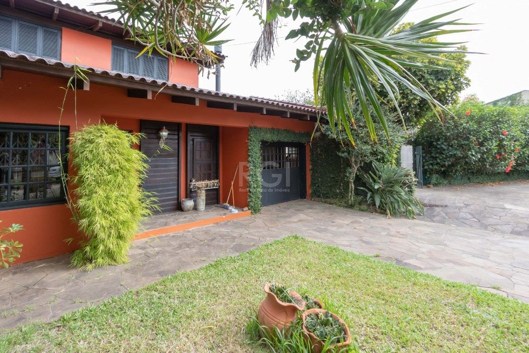 Casa para alugar com 4 quartos, 245m² - Foto 1