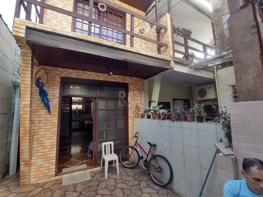 Casa com 400m², 6 dormitórios no bairro Cavalhada em Porto Alegre para Comprar