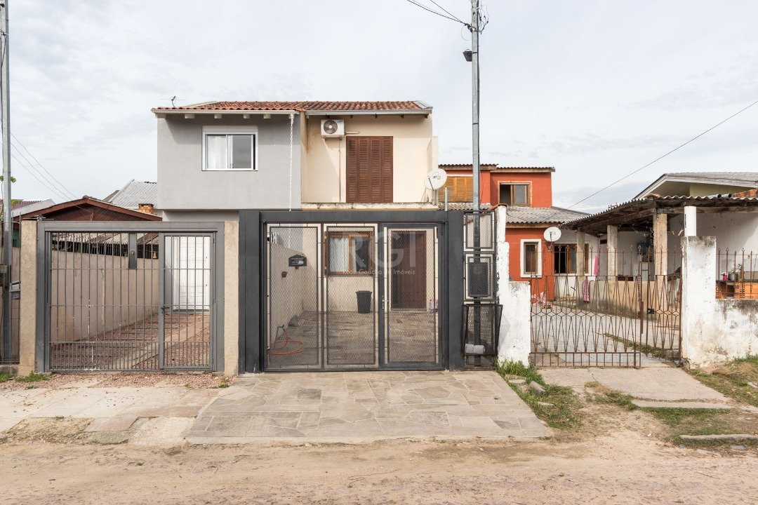 Casa com 130m², 2 dormitórios, 2 vagas no bairro Hípica em Porto Alegre para Comprar