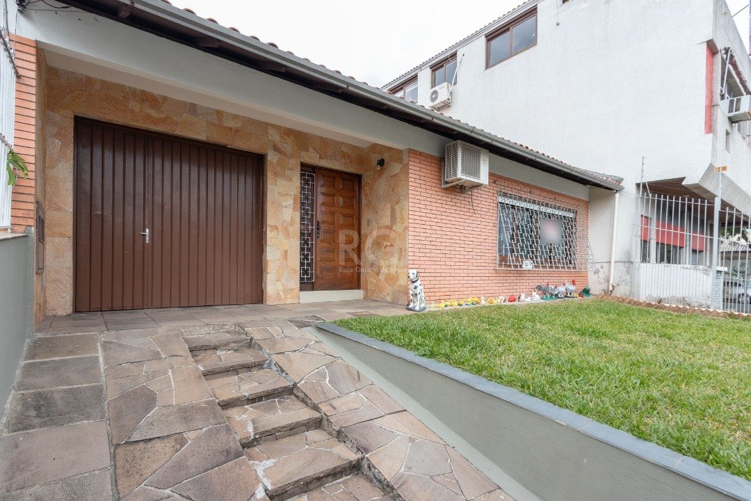 Casa com 160m², 3 dormitórios, 2 suítes, 3 vagas no bairro Cristal em Porto Alegre para Comprar