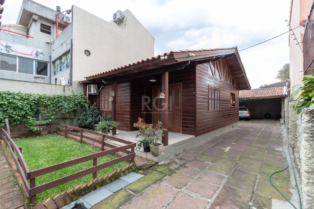 Casa com 54m², 2 dormitórios, 4 vagas no bairro Cristal em Porto Alegre para Comprar