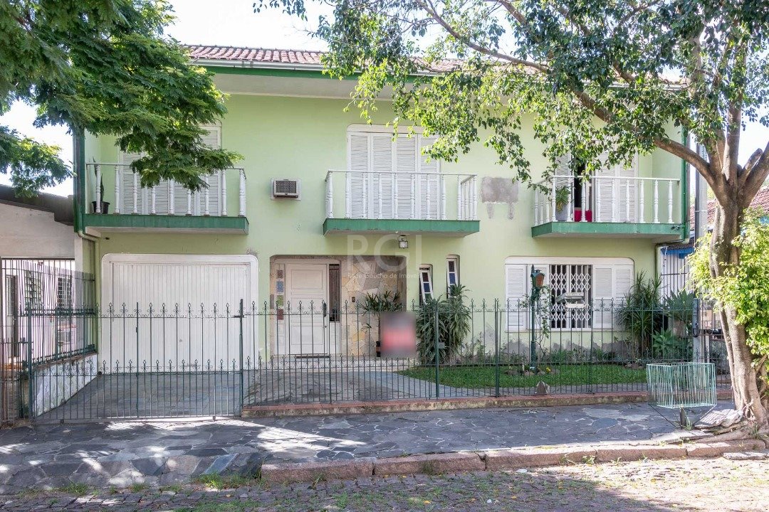 Casa com 280m², 3 dormitórios, 1 suíte, 2 vagas no bairro Nonoai em Porto Alegre para Comprar