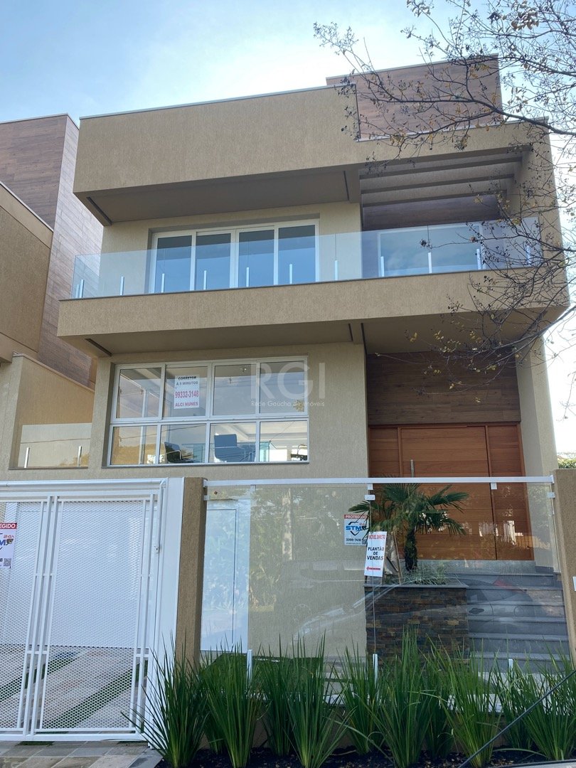 Casa com 288m², 3 dormitórios, 3 suítes, 4 vagas no bairro Vila Assunção em Porto Alegre para Comprar