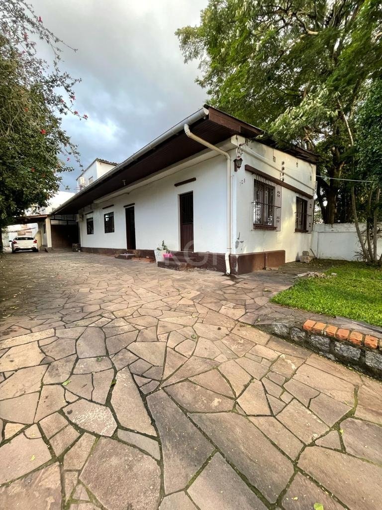 Casa com 594m², 2 dormitórios, 6 vagas no bairro Vila João Pessoa em Porto Alegre para Comprar