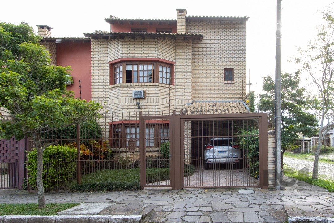 Casa com 180m², 3 dormitórios, 1 suíte, 3 vagas no bairro Guarujá em Porto Alegre para Comprar
