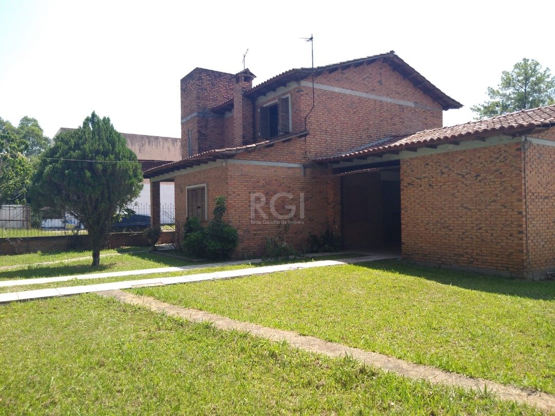 Casa com 165m², 2 dormitórios, 3 vagas no bairro Belém Novo em Porto Alegre para Comprar