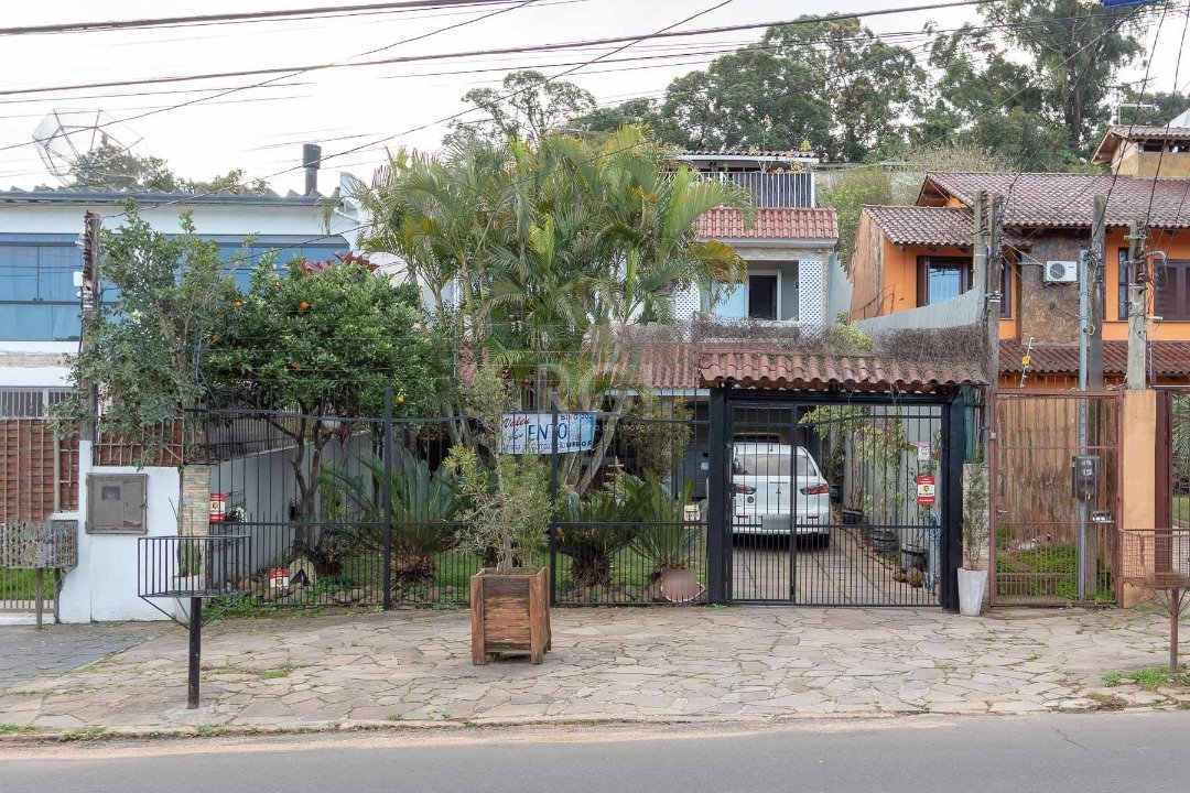Casa com 240m², 3 dormitórios, 1 suíte, 4 vagas no bairro Ipanema em Porto Alegre para Comprar