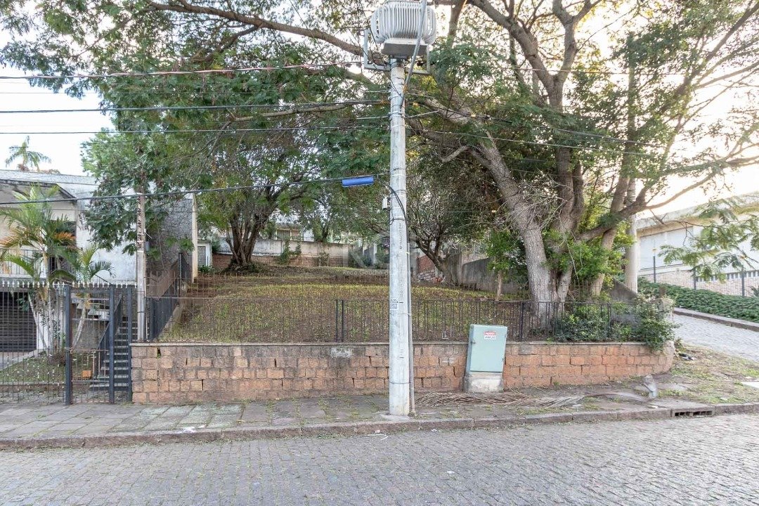 Terreno com 744m² no bairro Medianeira em Porto Alegre para Comprar