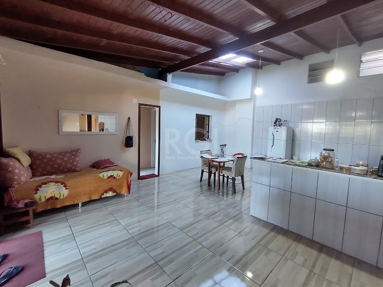 Casa com 156m², 2 dormitórios, 3 vagas no bairro Campo Novo em Porto Alegre para Comprar