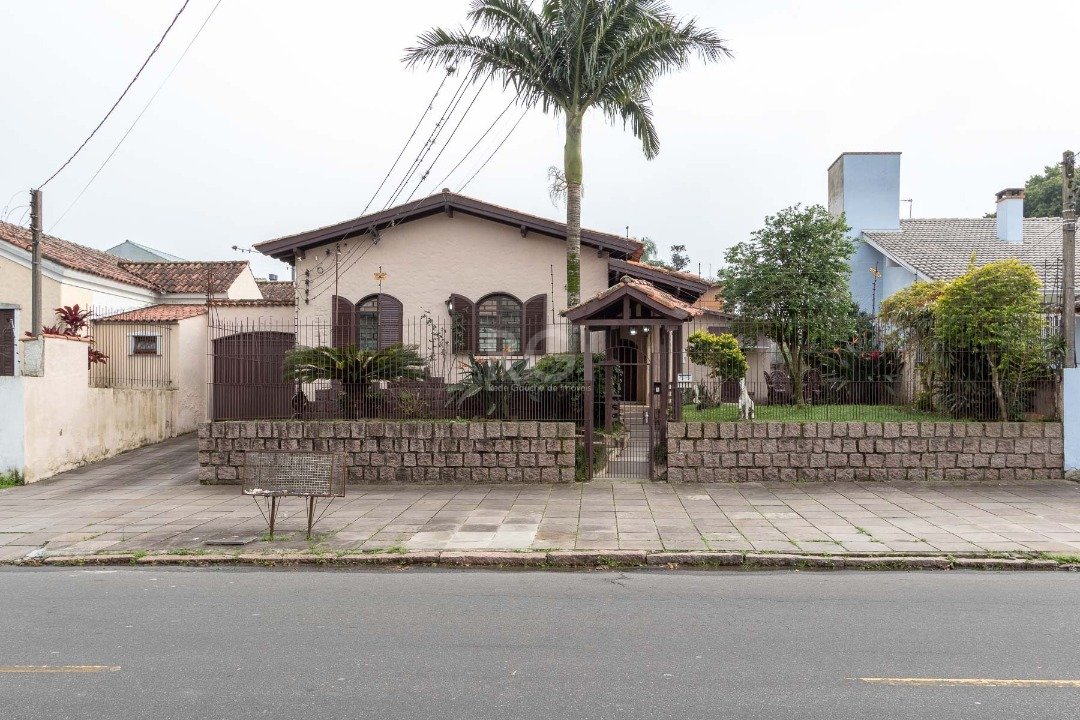 Casa com 380m², 3 dormitórios, 1 suíte, 3 vagas no bairro Tristeza em Porto Alegre para Comprar