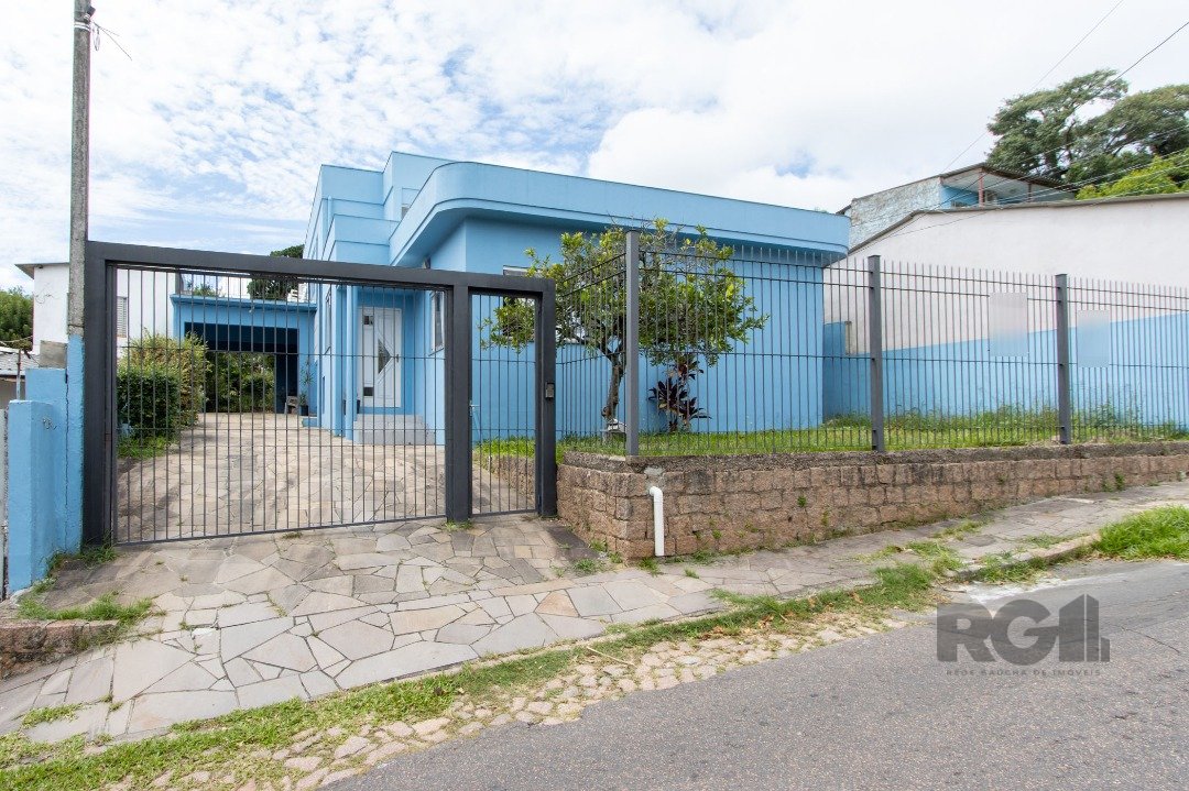 Casa com 312m², 5 dormitórios, 1 suíte, 8 vagas no bairro Vila Nova em Porto Alegre para Comprar