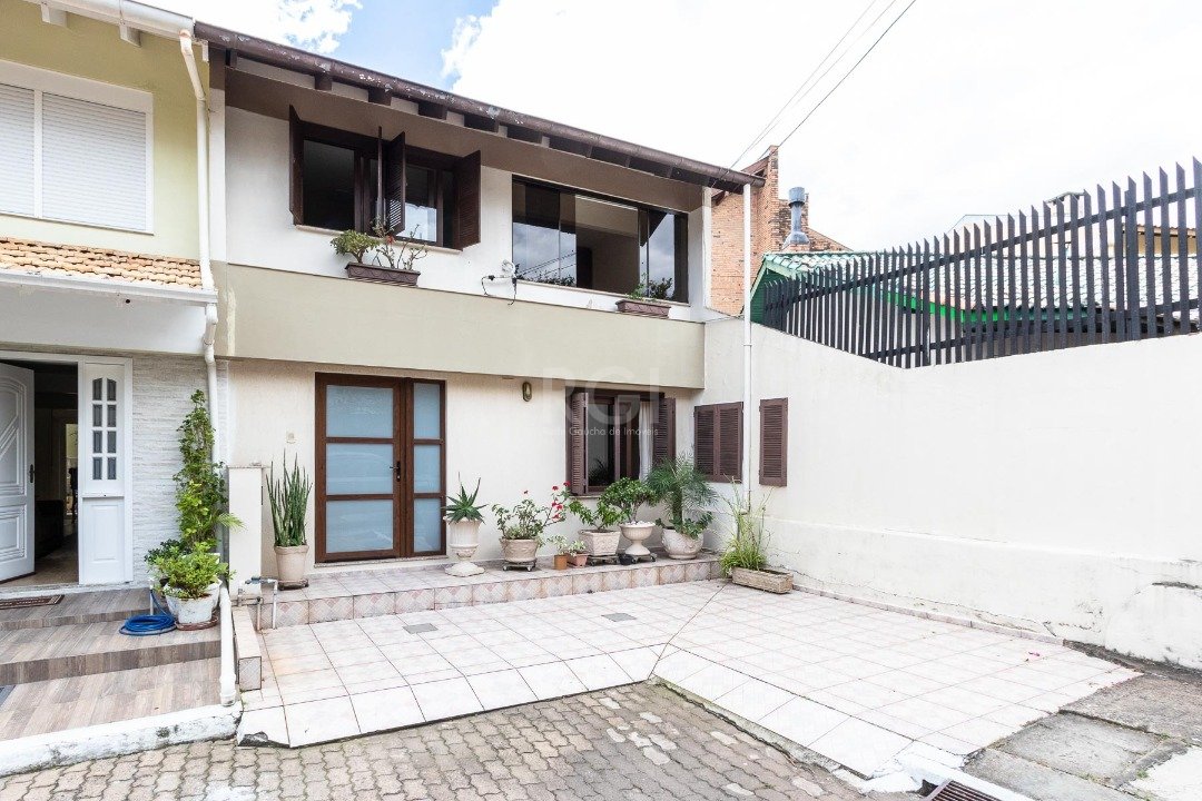 Casa Condominio com 122m², 2 dormitórios, 1 suíte, 1 vaga no bairro Cavalhada em Porto Alegre para Comprar