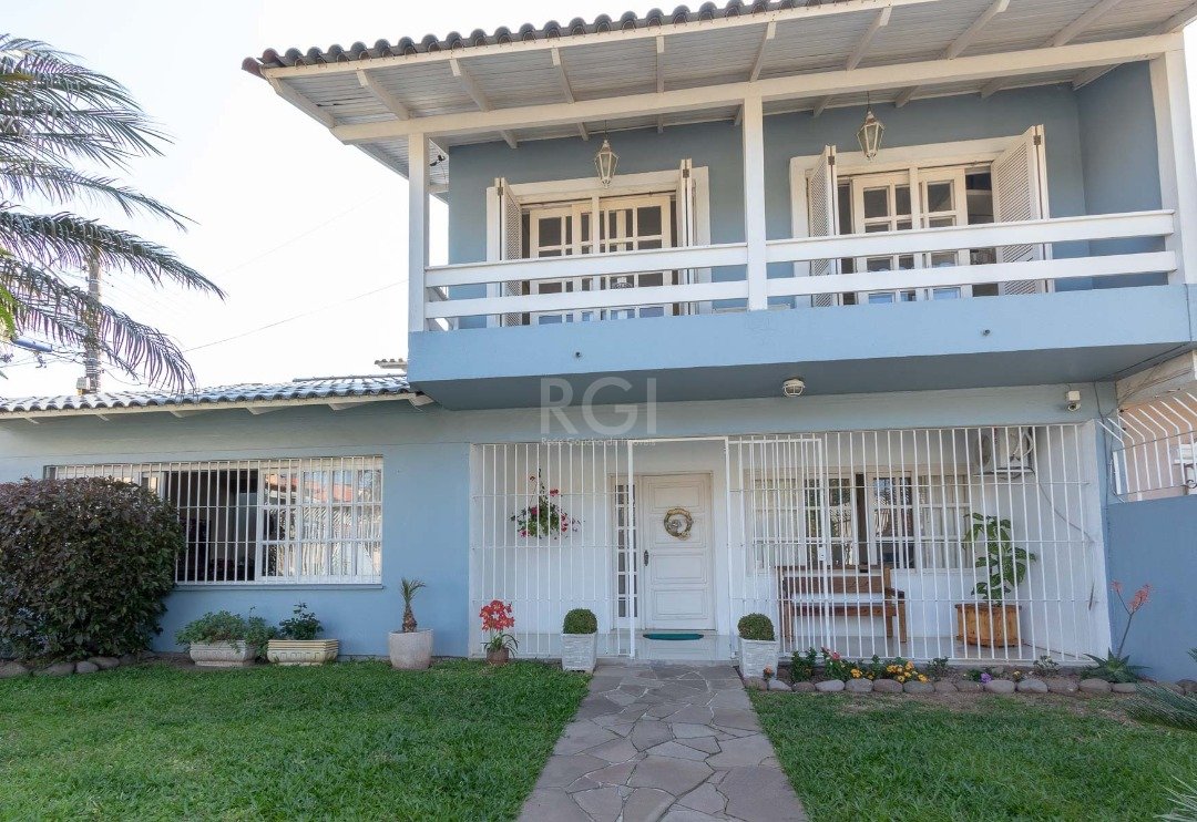 Casa com 256m², 3 dormitórios, 1 suíte, 2 vagas no bairro Espirito Santo em Porto Alegre para Comprar